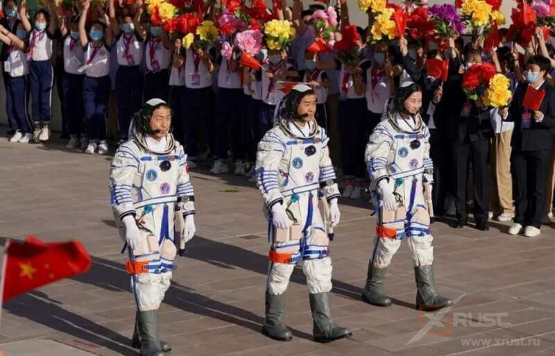 Китай отправил на свою космическую станцию очередной экипаж