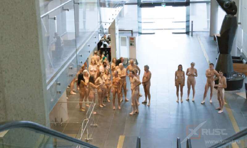 Музей Барселоны организовал экскурсию для нудистов