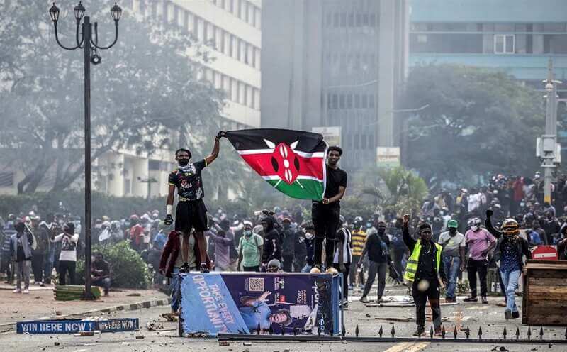 Полиция расстреляла демонстрантов, штурмовавших парламент Кении