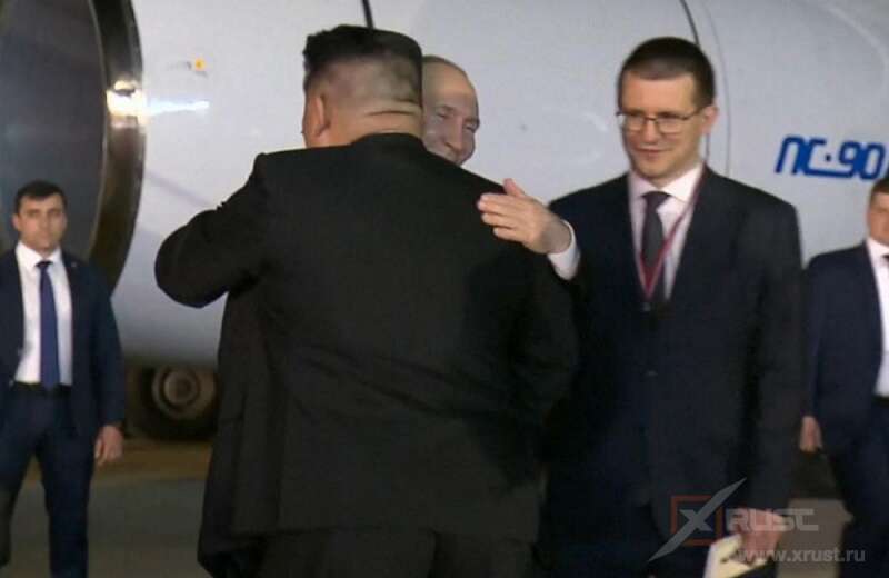 Путин и Ким обнялись при встрече в Северной Корее