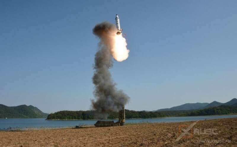 Северная Корея испытала ракету с разделяющимися боеголовками
